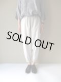 NO CONTROL AIR　トップポリエステルツイルシュリンク裾ゴムパンツ　Greyish White