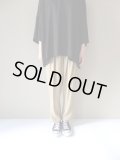 FIRMUM　セミグロスレーヨン・バックサテンテーパードパンツ　CHINO BEIGE