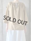 atelier naruse　コットンローンリボンタイスモックブラウス　キャメル