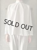 NO CONTROL AIR　60/-ポリエステルタイプライター・製品染め スタンドカラープルオーバーシャツ　Powdery White