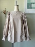 【SALE40%OFF】UNIVERSAL TISSU　ナチュラルタイプライターボリュームスリーブBL　ペールベージュ