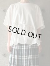  【SALE20%OFF】UNIVERSAL SEVEN　クラシック天竺 アシンメトリーフリルハーフスリーブPO【US251CT003】シロ