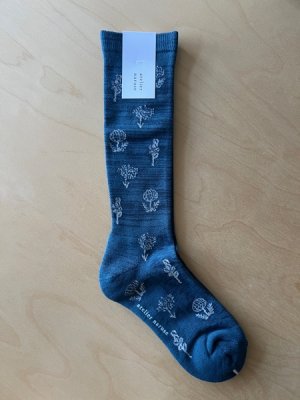 画像1: atelier naruse　コットンウール 〜monotone flower〜 着圧ソックス【naya-76】blue